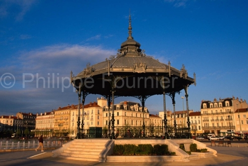 IMG_26169_DROME (26)  VALENCE LE KIOSQUE PEYNET, L'ESPLANADE DU