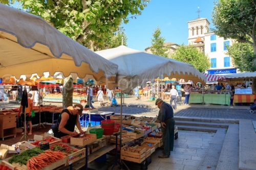 IMG_16076087_Cathedrale-Saint-Apollinaire- Jour-de-Marche- Place