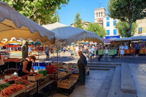 IMG_16076094_Cathedrale-Saint-Apollinaire- Jour-de-Marche- Place