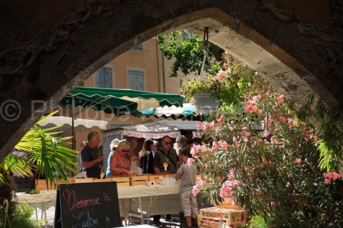 IMG_16076352_Jour-de-Marche- Place-des-Arcades Villes-et-Village