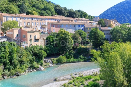 IMG_18060172_drome (26)  nyons façade de maison de village rue