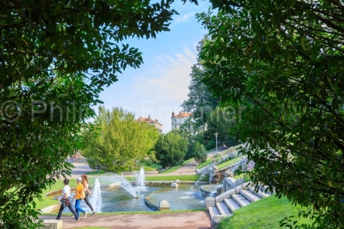 IMG_1908315146_Drôme (26)  Valence Parc Jouvet Fontaine devant