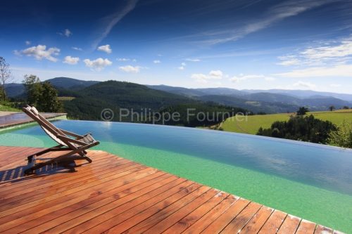 IMG_58835_HAUTE LOIRE (43) SAINT BONNET LE FROID RESTAURANT LE CLOS DES CIMES CHAISE LONGUE EN BORDURE DE LA PISCINE NATURELLE VUE SUR LES MONTS D'ARDèCHE