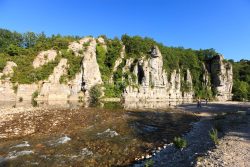 IMG_13060915_FALAISE ET RIVIERE LABEAUME FALAISE ET PLAGE LABEAU