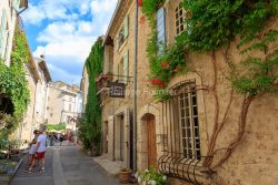 IMG_18068206_VAUCLUSE (84)  LOURMARIN FAçADE DE MAISON DE VILLA