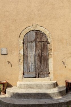 IMG_18068245_VAUCLUSE (84)  LOURMARIN PORTE ANCIENNE FAçADE DE