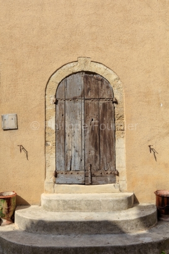 IMG_18068245_VAUCLUSE (84)  LOURMARIN PORTE ANCIENNE FAçADE DE