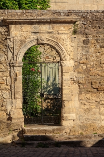 IMG_18068985_VAUCLUSE (84)  MéNERBES LE VILLAGE PORTE EN PIERRE