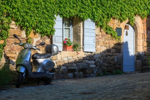 IMG_13061144_SCOOTER FACADE MAISONNAVES VILLAGE DE CARACTERE ARD