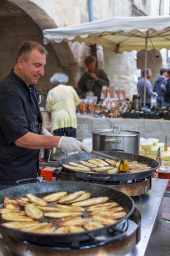 IMG_18055072_GARD (30)  UZES JOUR DE MARCHE PLACE AUX HERBES SPECIALITE CULINAIRE AUBERGINES FRITES FRéDERIC CUISSON .