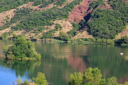 IMG_18067637_HERAULT (34)  CELLES PAYSAGE LAC DU SALAGOU GéOLOGIE ,COULEUR ROUGE DUE à LA PRéSENCE D'OXYDES DE FER , ROCHE APPELéE "RUFFE" DEUX PêCHEUR SUR UNE BARQUE.
