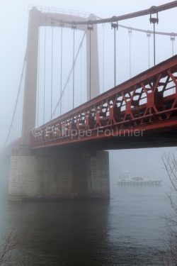 IMG_12031509_Ardeche (07) viviers pont suspendu un joggeur sort