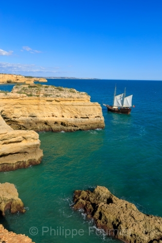 IMG_2503261128_Portugal Faro Lagoa Gruta dos algarihos, Praia da