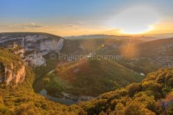 IMG_19064708_ARDèCHE (07)  VALLON PONT D'ARC RéSERVE NATURELLE DES GORGES DE L'ARDèCHE SOLEIL COUCHANT, VUE DU BELVéDèRE DU SERRE DE TOURRE, LA RIVIèRE ARDèCHE