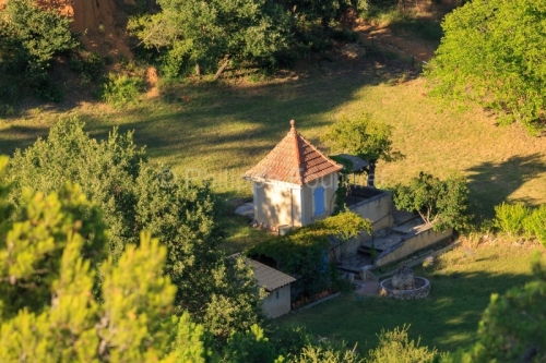 IMG_18071975_VAUCLUSE (84)  ROUSSILLON UN CABANON