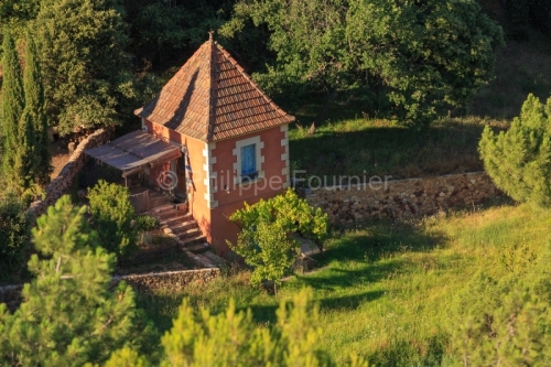 IMG_18071976_VAUCLUSE (84)  ROUSSILLON UN CABANON.