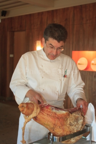 IMG_48012_DECOUPE DU JAMBON CRU PAR REGIS MARCON SAINT BONNET LE