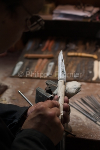Savoir-Faire_IMG_46836_SCULPTURE MANCHE IVOIRE VIRGILIO MUNOZ CA