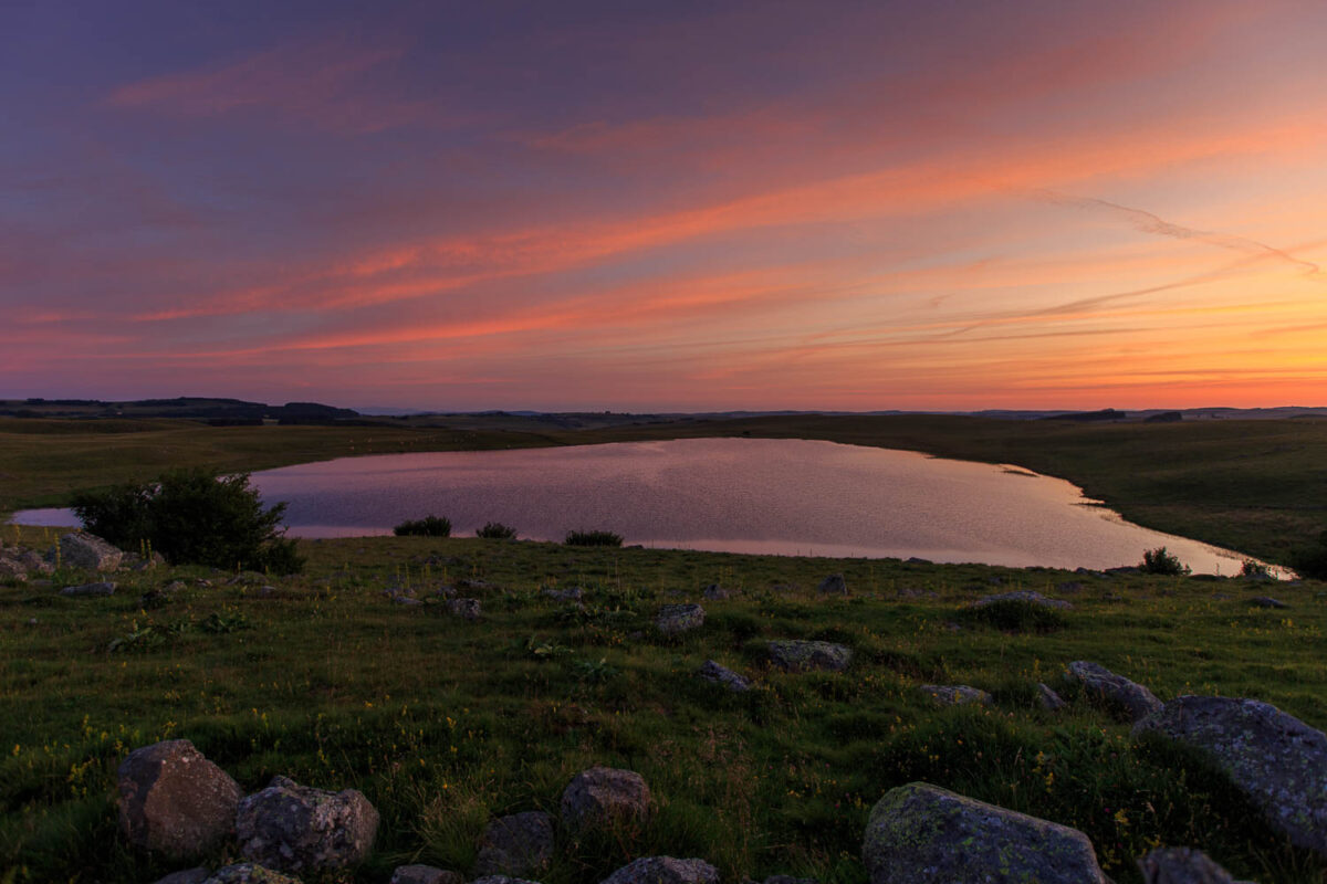 IMG_19077895_Lozère (48) Marchastel Monts d'Aubrac lever de soleil sur le lac de saint Andéol_