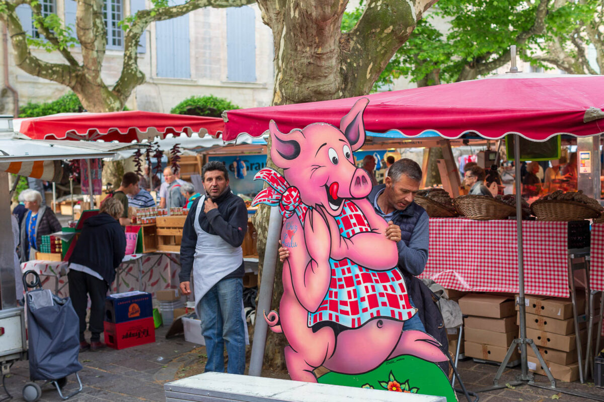 IMG_18055106_GARD (30) UZES PLACES AUX HERBES JOUR DE MARCHE PLACE AUX HERBES CHEZ LULU CHARCUTERIE .