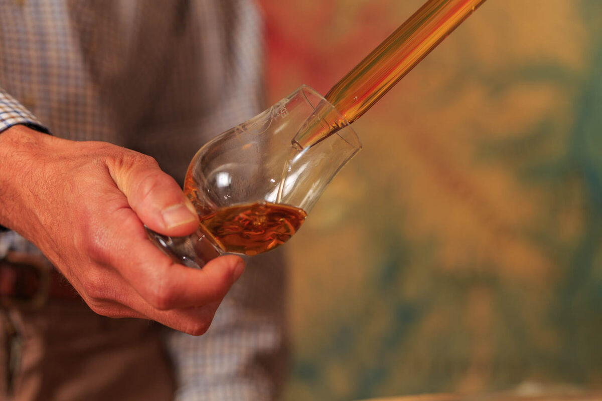 IMG_1906101117_Ardèche (07) Saint Martin d'Ardèche Soutirage Chais de vieillissement, le whisky du Tanargue._