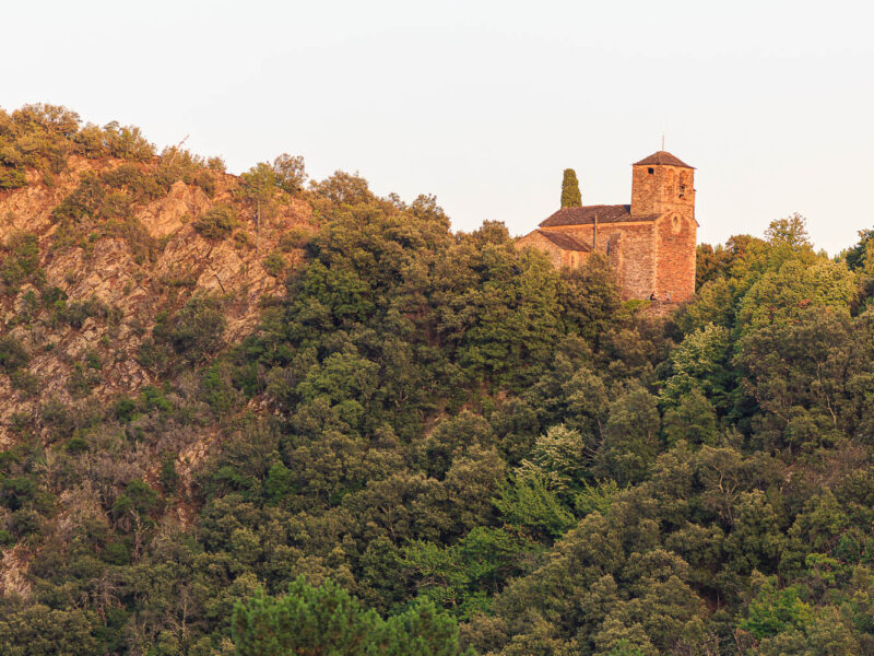 IMG_1907315210_Gard (30) Peyremale, Parc National des Cévennes, Le Mas Herm, l'église romane de Peyremale, un couple dîne au pied de l'église