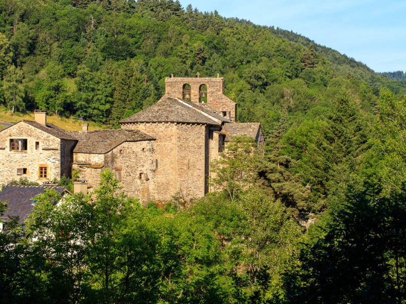 IMG_19077983_Lozère (48) Saint Julien du Tournel Parc National des cévennes le village, clocher et chevet de L'église Saint Julien _